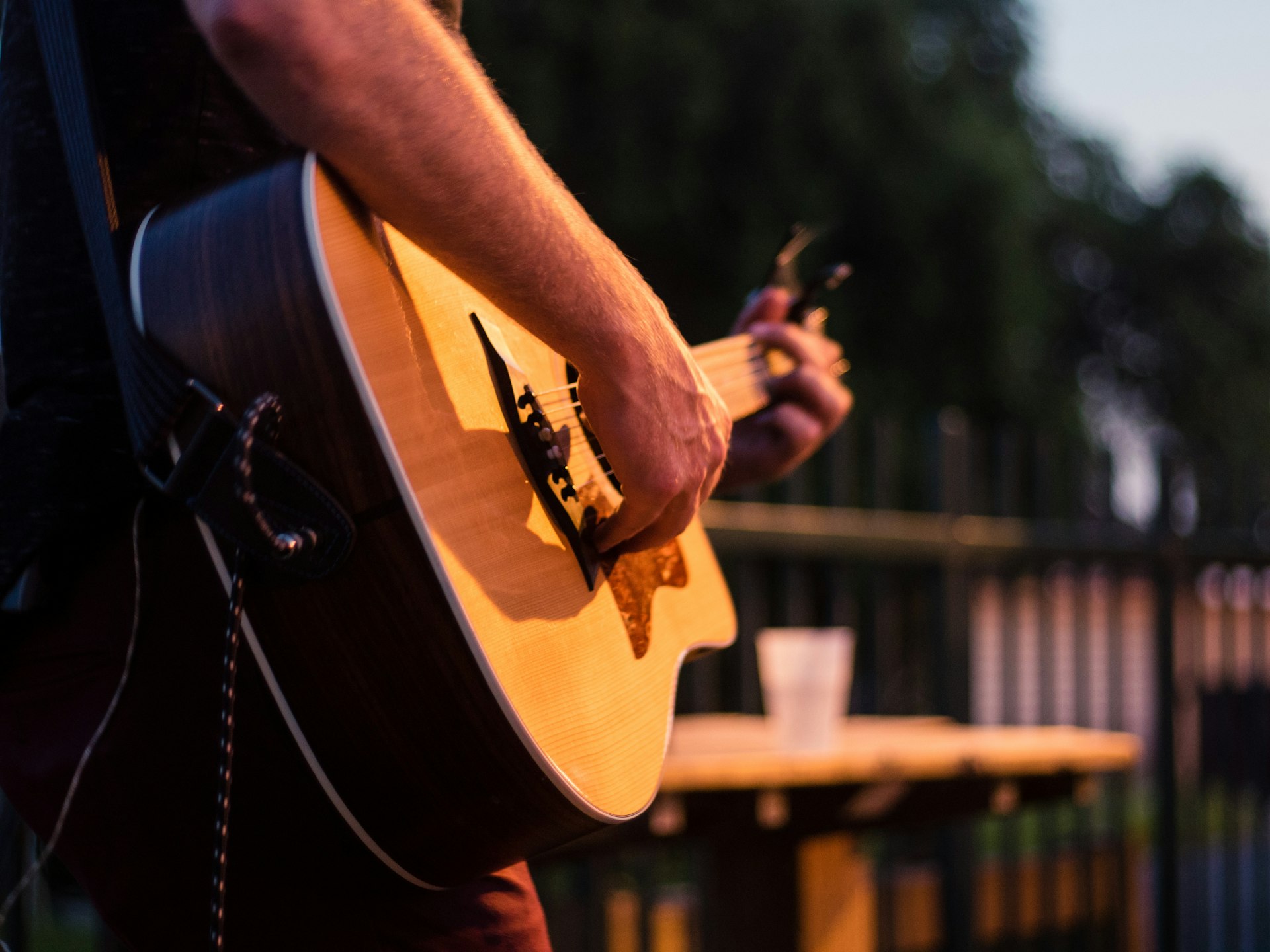 Músico tocando una guitarra acústica